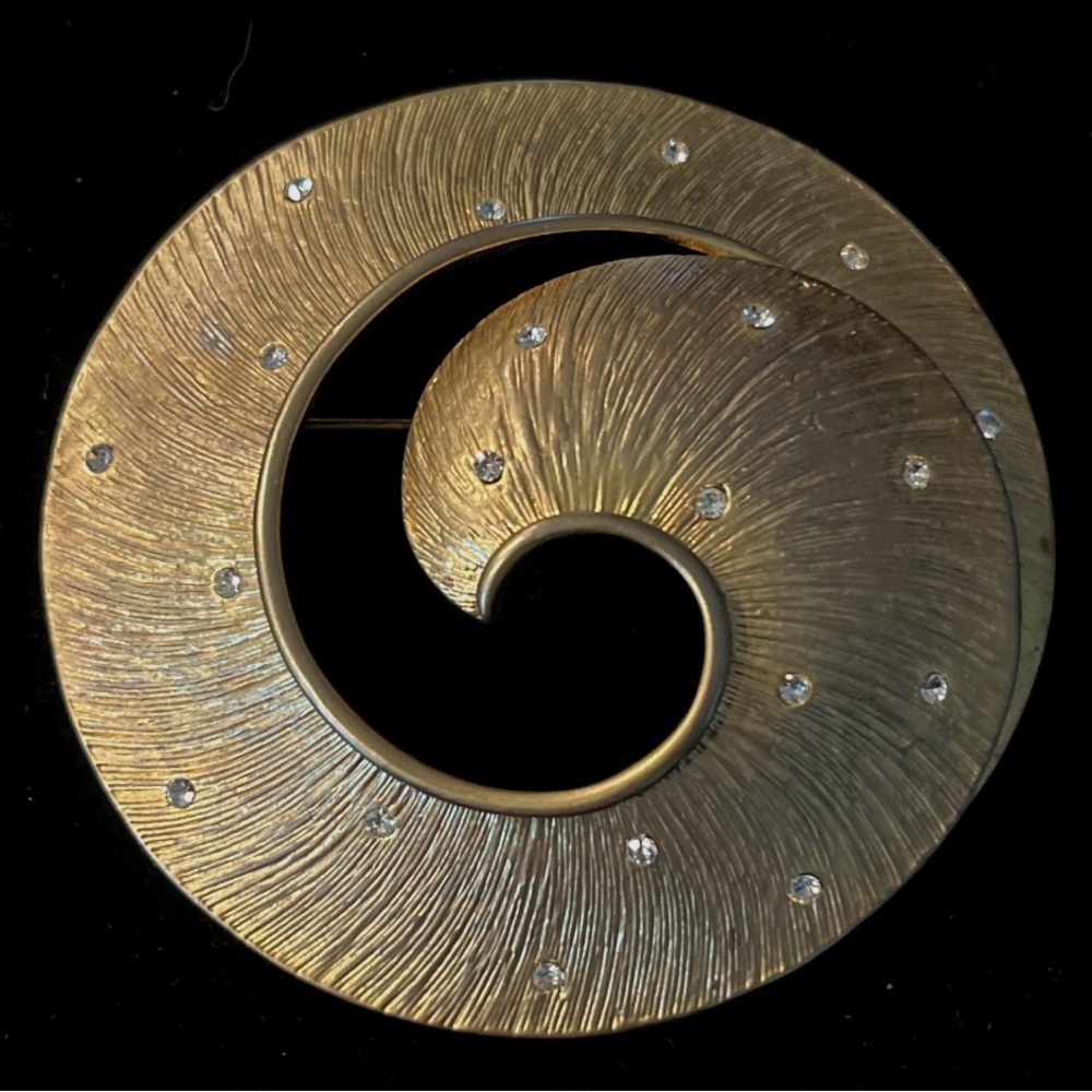 Elegant Gold Swirl Brooch with Rhinestones